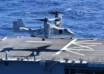 Американский конвертоплан V-22 Osprey впервые в истории совершил посадку на вертолётоносец Военно-морских сил самообороны Японии