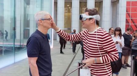 Tim Cook, CEO di Apple, e Jimmy Fallon del Tonight Show discutono dell'iPhone 16 durante una passeggiata a New York (video)