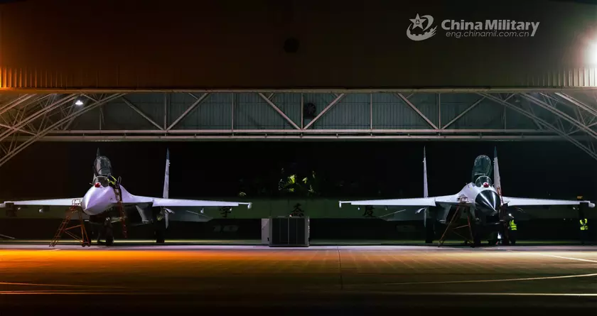 Китай начал использовать усовершенствованный истребитель J-11B, который может нести ракеты Thunderbolt-10 и Thunderbolt-15 с дальностью пуска до 300 км