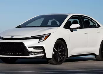 Toyota Corolla 2026 в США избавилась от аналоговой приборной панели, а гибрид получил полный привод