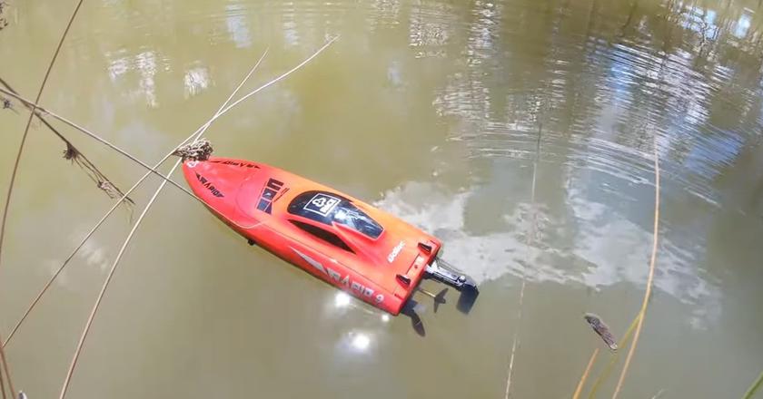 Cheerwing UDI remote controlled boat for lake