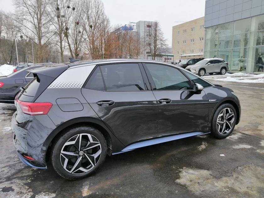 Электромобиль Volkswagen ID.3 с батареей на 58 кВт⋅ч и запасом хода в 425 км уже приехал в Украину (на самом деле нет)