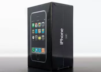 LCG Auctions wants to sell a rare first-generation iPhone with 4GB of memory in factory packaging for $100,000