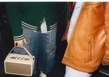 Портативная колонка Marshall Kilburn III работает более 50 часов и может заряжать гаджеты