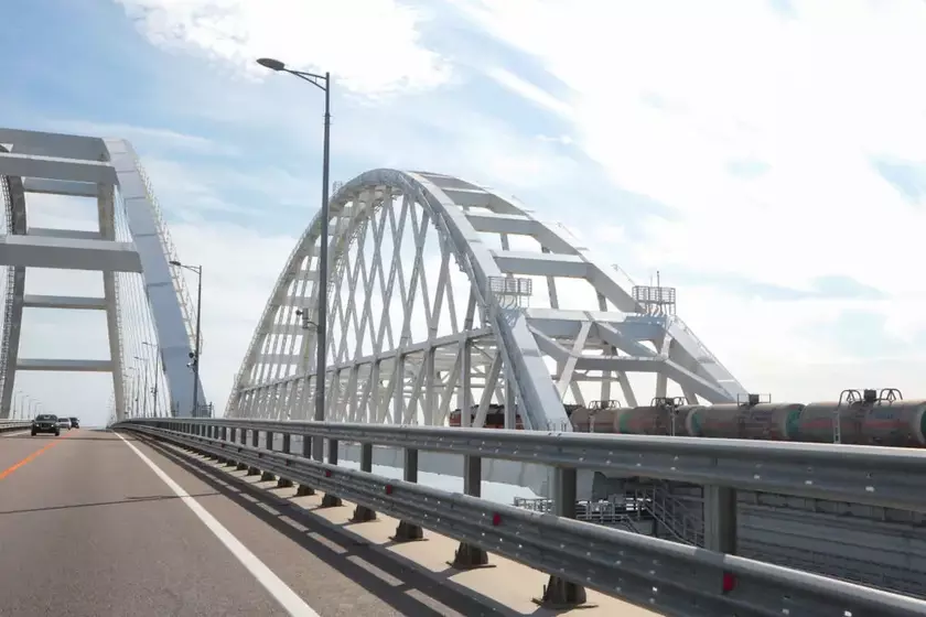 Британская разведка: россия укрепляет оборону Керченского моста баржами, чтобы защитить его от украинских морских дронов