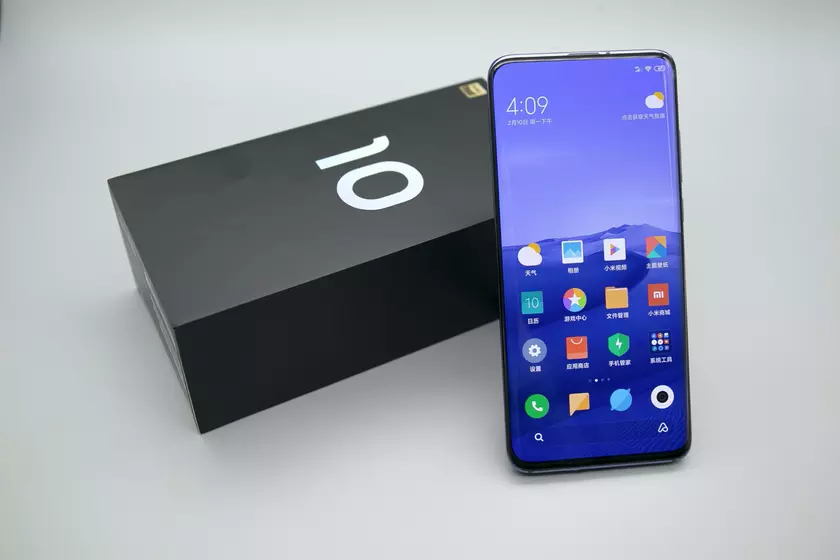 Xiaomi в этом году выпустит более дорогую версию флагмана Mi 10 с подэкранной камерой