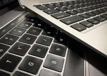 В новых MacBook Pro все равно залипают клавиши: Apple извинилась перед пользователями