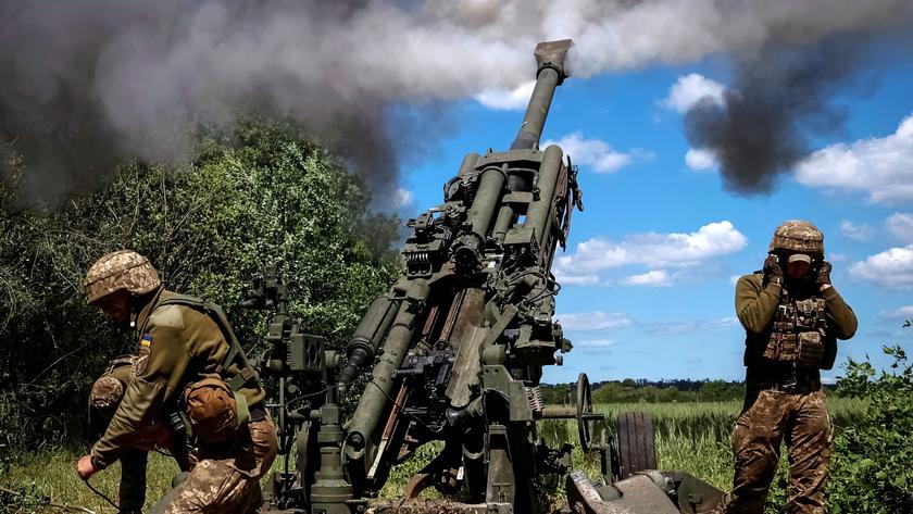 Les forces armées ukrainiennes avec l'aide d'obusiers M777 ont détruit un char russe (vidéo)