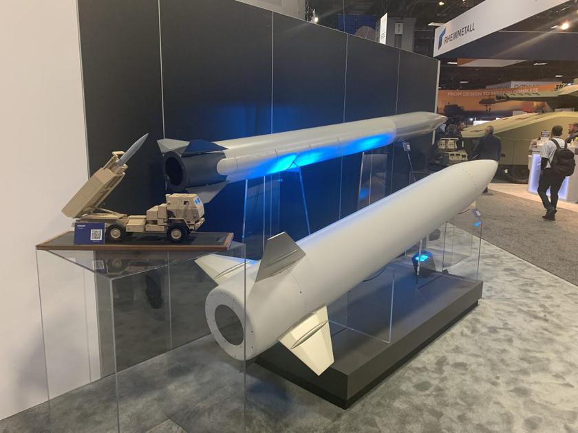 Lockheed Martin mostra il missile a più lunga gittata per M142 HIMARS e M270 MLRS: un missile d'attacco di precisione con una gittata di 650 km.