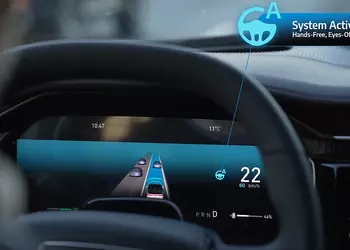 Stellantis представила STLA AutoDrive - автопилот, который позволяет водителям отдыхать за рулем