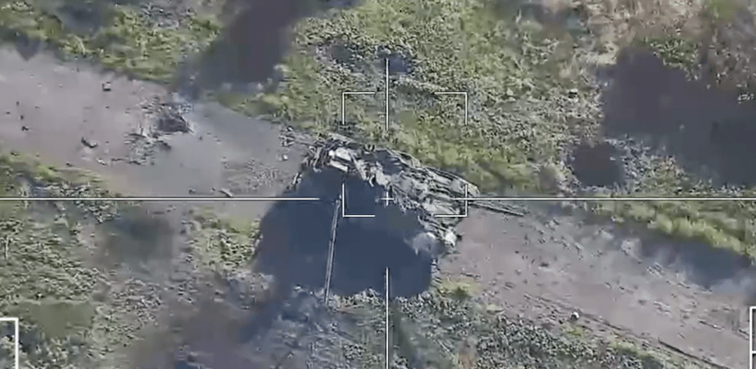 Россияне пытаются уничтожить собственный брошенный танк Т-90М стоимостью до $4,5 млн с помощью дронов-камикадзе «Ланцет»