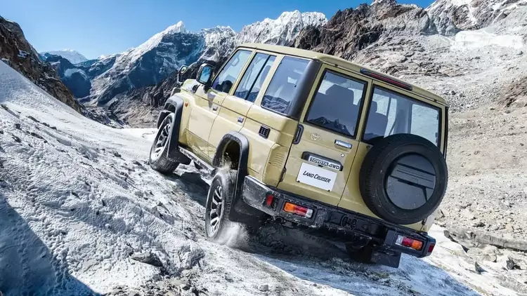 Toyota на вершине: почему японский гигант сокращает модельный ряд несмотря на рекорды