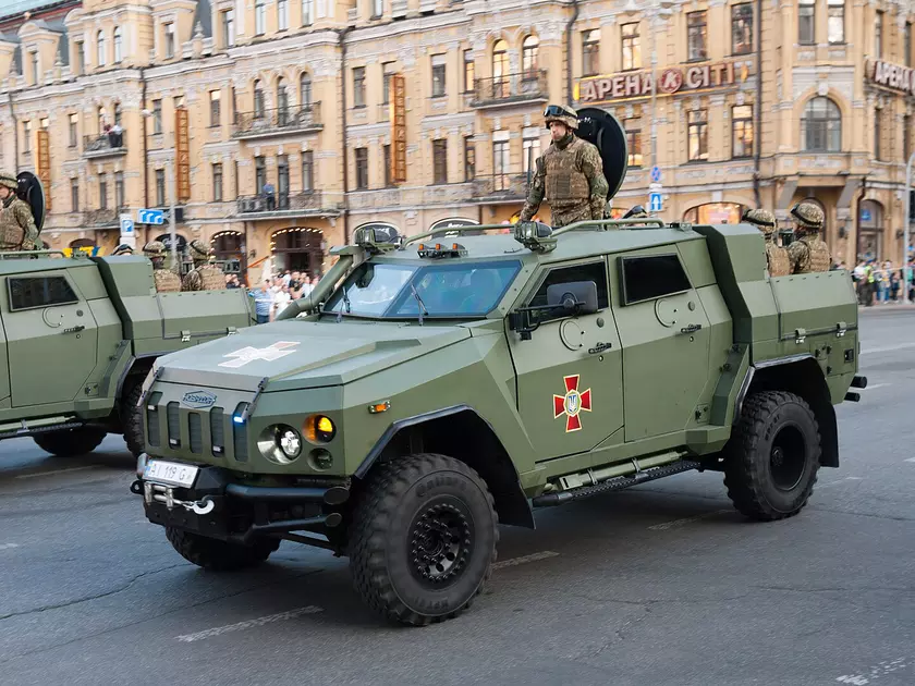 Обзор бронеавтомобиля "Новатор" из Украины: инновационные решения