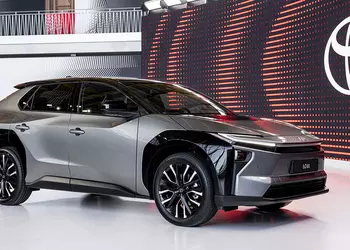 Toyota начнёт выпускать электрический кроссовер bZ4X в Индонезии