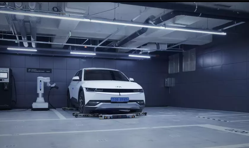 Роботизированная платформа Hyundai перевозит автомобиль на парковочное место