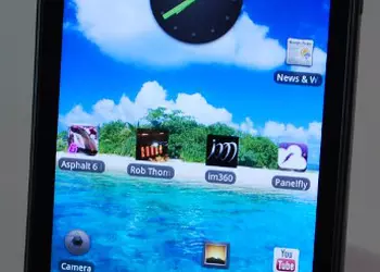 Первые Android-смартфоны с процессорами Intel своими глазами