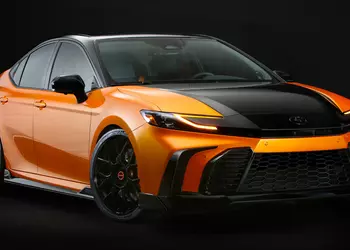 Toyota представила Camry с агрессивным дизайном
