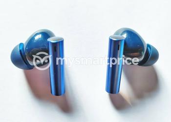 realme Buds Air 3 appeared on "live" photos: blue color and unusual design of the charging case