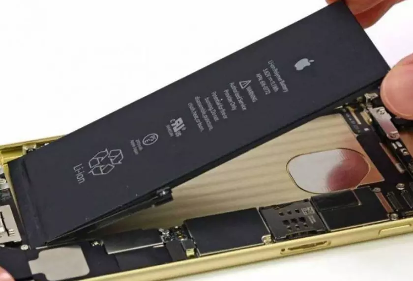 Батарея iPhone 6s Plus загорелась во время замены в Apple Store