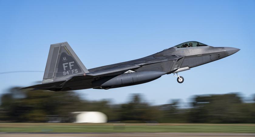 EE.UU. traslada su F-22 Raptor a Oriente Medio por el comportamiento poco profesional de los aviones rusos que sobrevuelan con misiles las bases estadounidenses