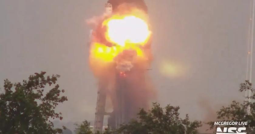 Неудачный тест двигателя SpaceX привел к взрыву во время его испытания