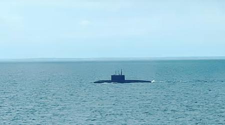 Residentes finlandeses a 100 kilómetros de Helsinki han fotografiado un submarino ruso de clase Kilo que transportaba misiles de crucero Kalibr