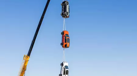 Honda a suspendu trois Passport TrailSport à une grue pour prouver leur durabilité.
