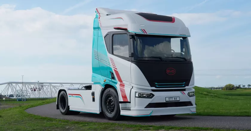 Электровоз BYD ETT 44 на дороге рядом с рекой