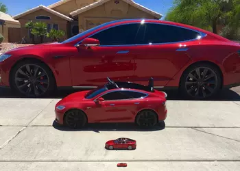 Илон Маск пообещал мини-копию Tesla не только для детей