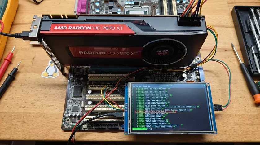 Видеокарта Radeon серии HD 7000 на фоне компонентов