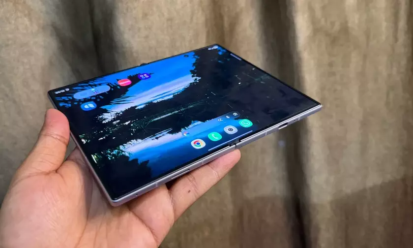Гибкий дисплей Galaxy Z Fold 8 под давлением пальца