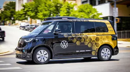 Volkswagen teste les camionnettes à conduite autonome ID Buzz sur la voie publique à Austin, aux États-Unis.
