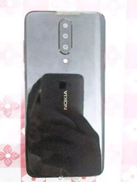 В сеть слили фото неизвестного смартфона Nokia с тройной камерой 