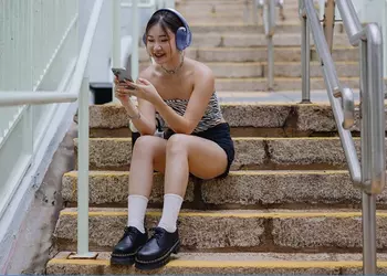 В Японии начинаются продажи наушников JBL Tune 730BT: Bluetooth 6.0 и до 76 часов автономной работы