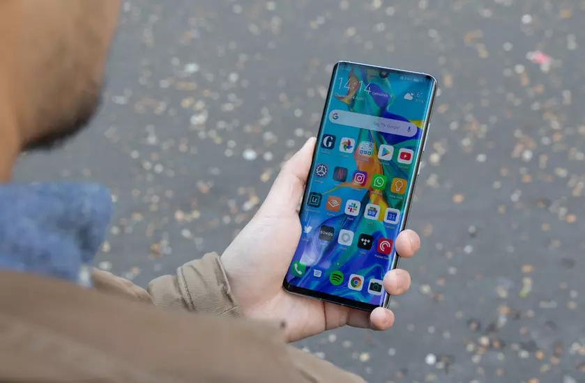 Google заявляет, что использование его сервисов на новых смартфонах Huawei небезопасно