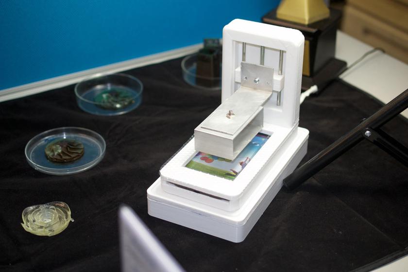 3D-принтер, который использует для печати подсветку экрана смартфона