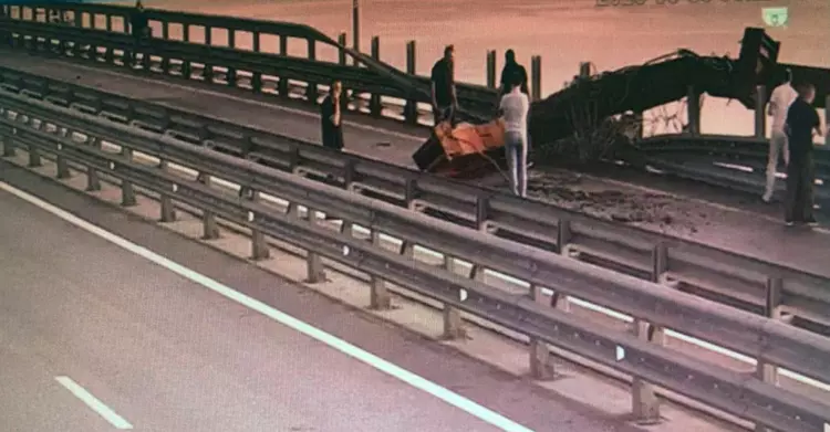 Un pilier du pont de Crimée ...