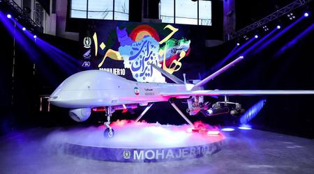 Der Iran hat die Angriffs- und Aufklärungsdrohne Mohajer-10 vorgestellt, die ähnlich wie die MQ-9 Reaper konstruiert ist und mit einer Geschwindigkeit von 210 Kilometern pro Stunde bis zu 2.000 Kilometer weit fliegen kann.