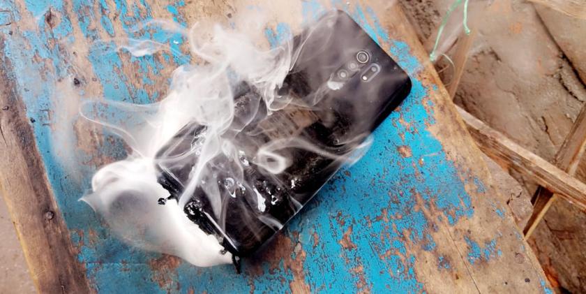 Взорвался ещё один смартфон Xiaomi – он начал дымиться, как сигарета