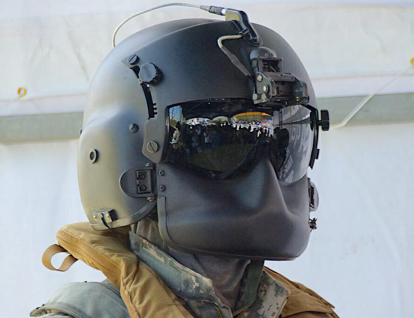 Il casco dell'aviazione americana HGU-56/P ha salvato la vita a un pilota ucraino dopo che il suo elicottero è stato abbattuto da un missile russo