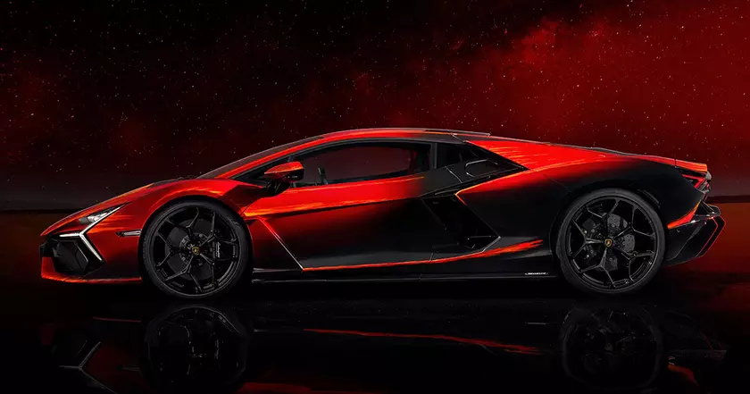 Единственный в мире Lamborghini Revuelto с нарисованным вручную пламенем на кузове отправился в Китай