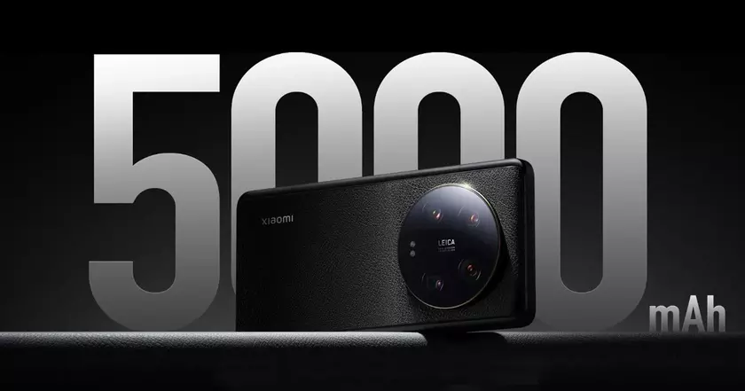 Смартфон Xiaomi 13 Ultra на столе