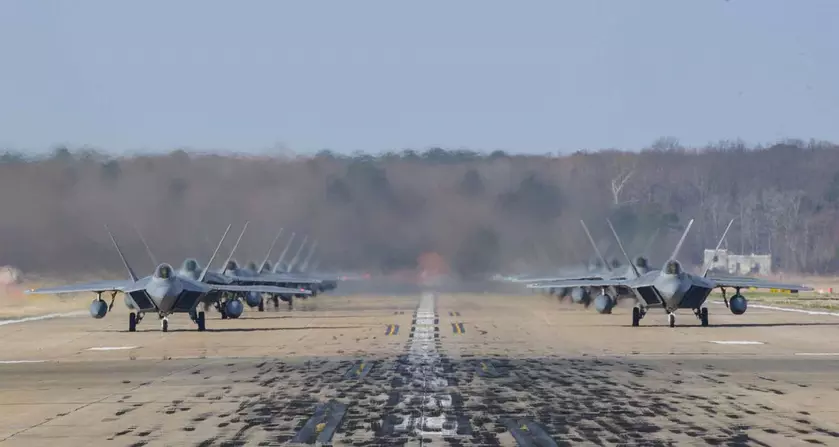 ВВС США начали обучение студентов-пилотов F-22 Raptor в Вирджинии спустя 5 лет после разрушения авиабазы «Тиндалл» ураганом «Майкл»