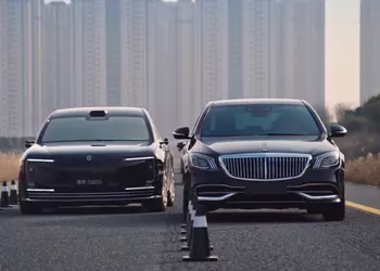 Crab walk: Maextro S800 sedan co-developed by Huawei and JAC drove between standing Maybachs