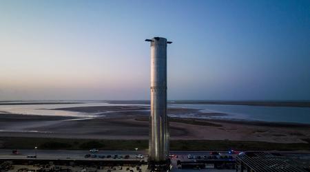 SpaceX rullet en ny Super Heavy-raketprototype med 33 Raptor-motorer for Starship inn på oppskytningsrampen.