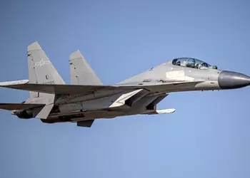 Китайский истребитель J-16 обстрелял тепловыми ловушками самолет Австралии