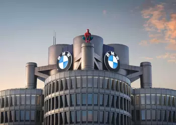 BMW iX3 и Человек-паук: как Neue Klasse прокладывает путь в кино через E Ink и анимации