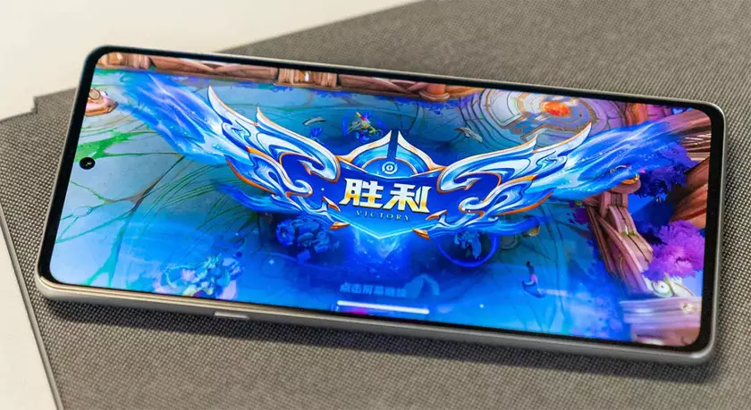 Первый смартфон с процессором Snapdragon 8 Gen1 Moto Edge X30 показали на «живом» фото и в рекламном ролике