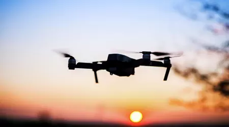 Vidéo impressionnante : Un opérateur de drone ukrainien fait preuve d'une précision phénoménale et atteint une cible en mouvement rapide avec des grenades.