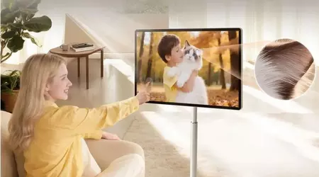 Hisense lance RoamView, un écran 4K de 32 pouces monté sur roulettes